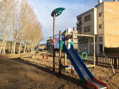 El parc infantil de la Cabana d’en Geli guanya espai i elements de joc