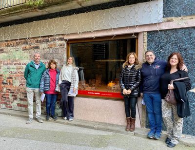 Els guardonats amb el regidor i la directora de l’Adlsolcar