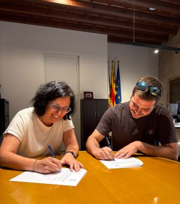Judit Gisbert i Pere Barbens, en la signatura del conveni, el mes d'agost