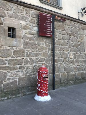 L’Ajuntament de Solsona retira de la via pública la bústia del Pare Noel apareguda misteriosament   