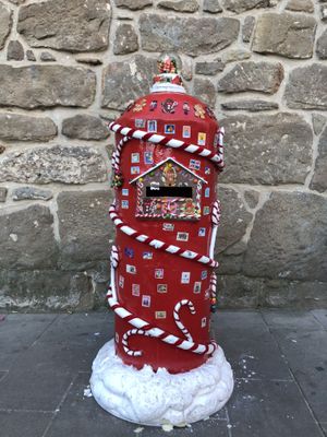 L’Ajuntament de Solsona retira de la via pública la bústia del Pare Noel apareguda misteriosament   