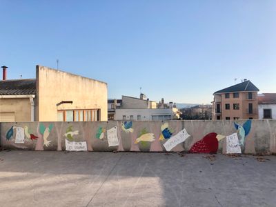 (ARXIU) El 2019 va pintar-se col•lectivament un mur a la plaça de l’U d’Octubre dedicat als drets de la infància amb disseny d'Anna Terricabras