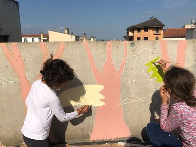 (ARXIU) El 2019 va pintar-se col•lectivament un mur a la plaça de l’U d’Octubre dedicat als drets de la infància amb disseny d'Anna Terricabras