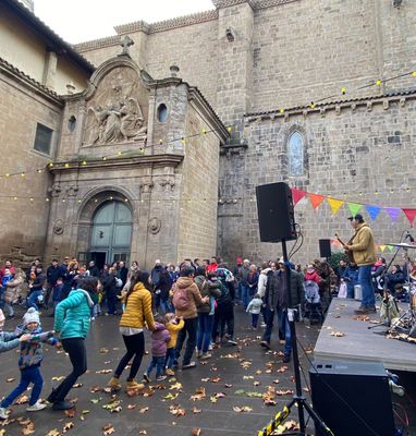 La desena Fira del Tió de Solsona es consolida com la més participada malgrat el temps  