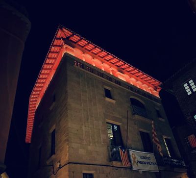 L'ajuntament es tenyeix de vermell per commemorar el Dia Internacional de la Creu Roja