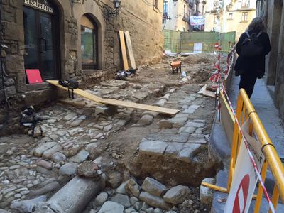 Les obres del carrer de Sant Miquel posen al descobert la muralla primigènia de Solsona