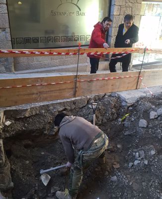 Les obres del carrer de Sant Miquel posen al descobert la muralla primigènia de Solsona