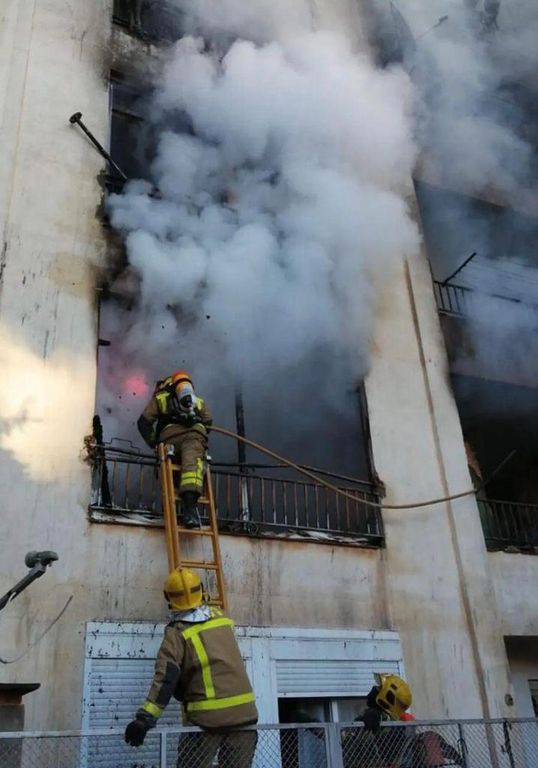 L'incendi del bloc de pisos de la plaça del Camp fa evacuar 79 veïns de tres edificis més