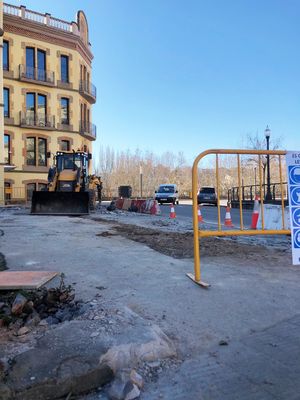 Obres de reconstrucció d’un tram de vorera de la plaça de les Moreres de Solsona