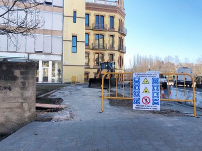 Obres de reconstrucció d’un tram de vorera de la plaça de les Moreres de Solsona
