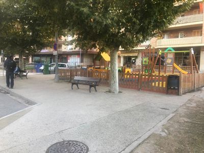 Renoven la vorera de la plaça de l’edifici Tauro de Solsona