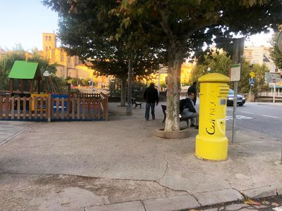 Renoven la vorera de la plaça de l’edifici Tauro de Solsona