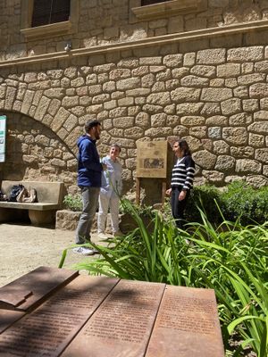 Carme Cusí i Dolors Riu, del SOM, amb el regidor de Cultura, Albert Colell, a la plaça de Ribera