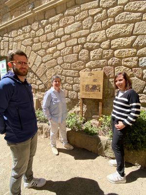 Carme Cusí i Dolors Riu, del SOM, amb el regidor de Cultura, Albert Colell, a la plaça de Ribera