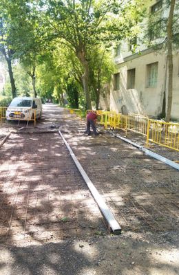 Treballs previs per a l'estesa d'un paviment de formigó
