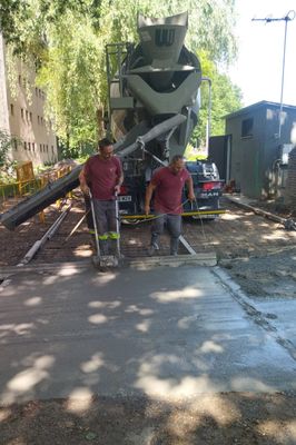 Treballs previs per a l'estesa d'un paviment de formigó