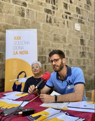Rosa Tristany i Albert Colell en roda de premsa aquest migdia a la plaça de la Catedral