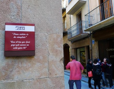 Missatge que es pot llegir al carrer del Castell