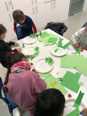 1. Les activitats de “Temps de cures” s’organitzen periòdicament al Solsonès des del 2022 / 2. Visita de la directora general de Cures, ahir al servei de canguratge de les piscines municipals 