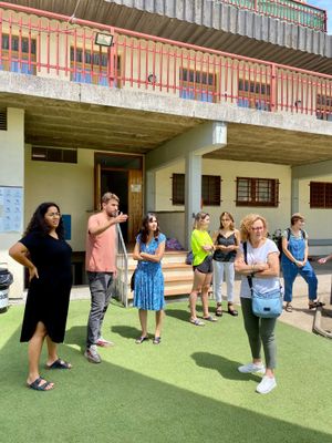 1. Les activitats de “Temps de cures” s’organitzen periòdicament al Solsonès des del 2022 / 2. Visita de la directora general de Cures, ahir al servei de canguratge de les piscines municipals 