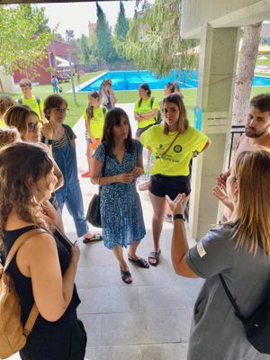 1. Les activitats de “Temps de cures” s’organitzen periòdicament al Solsonès des del 2022 / 2. Visita de la directora general de Cures, ahir al servei de canguratge de les piscines municipals 